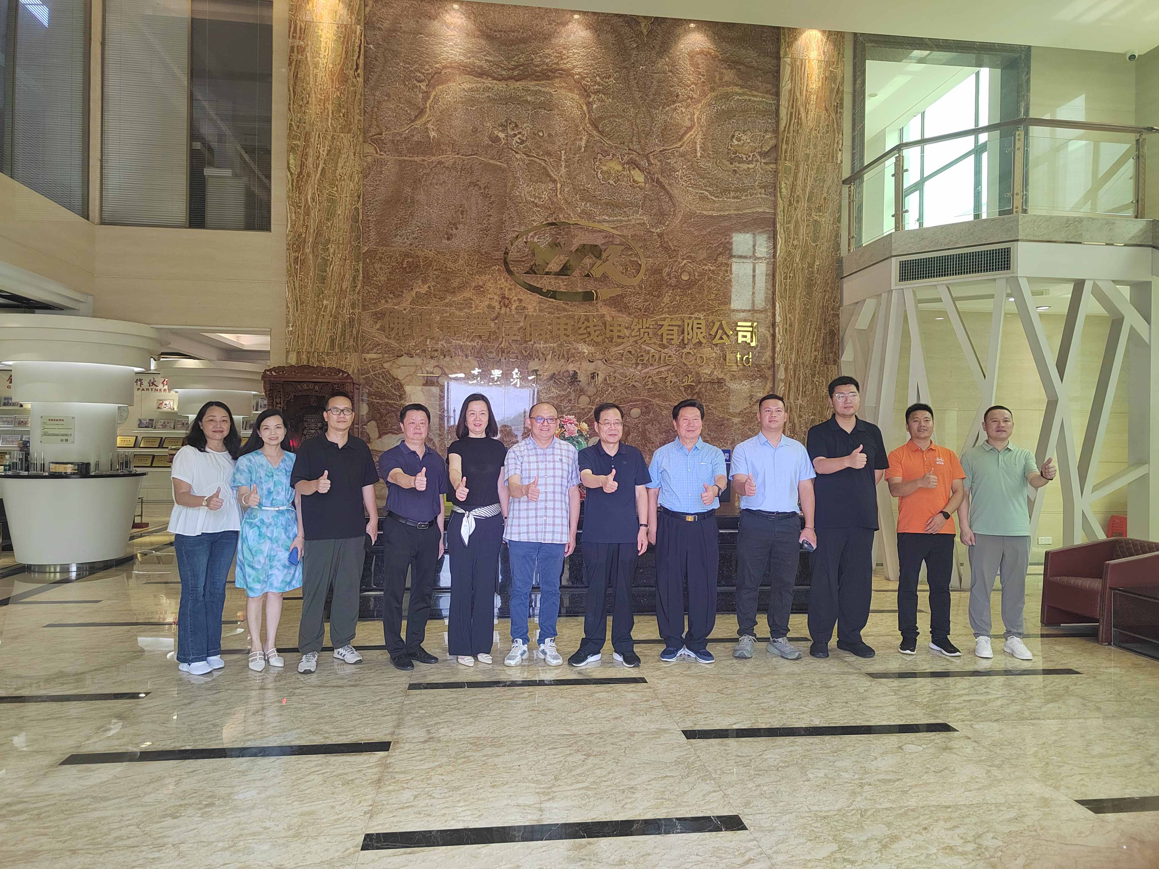 中國建筑業(yè)協(xié)會中小企業(yè)與供應鏈分會領導專家蒞臨粵佳信電纜參觀指導